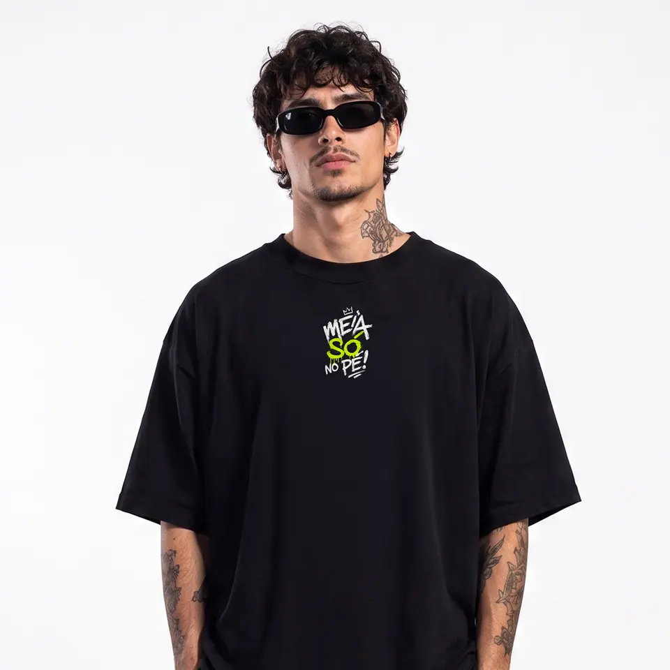 Camiseta Oversized Meia só no pé — outra vista