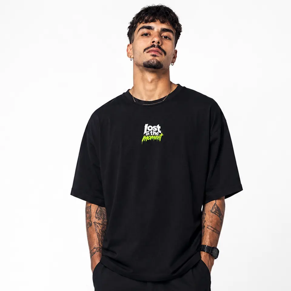 Camiseta Oversized Lost In The Moment — outra vista