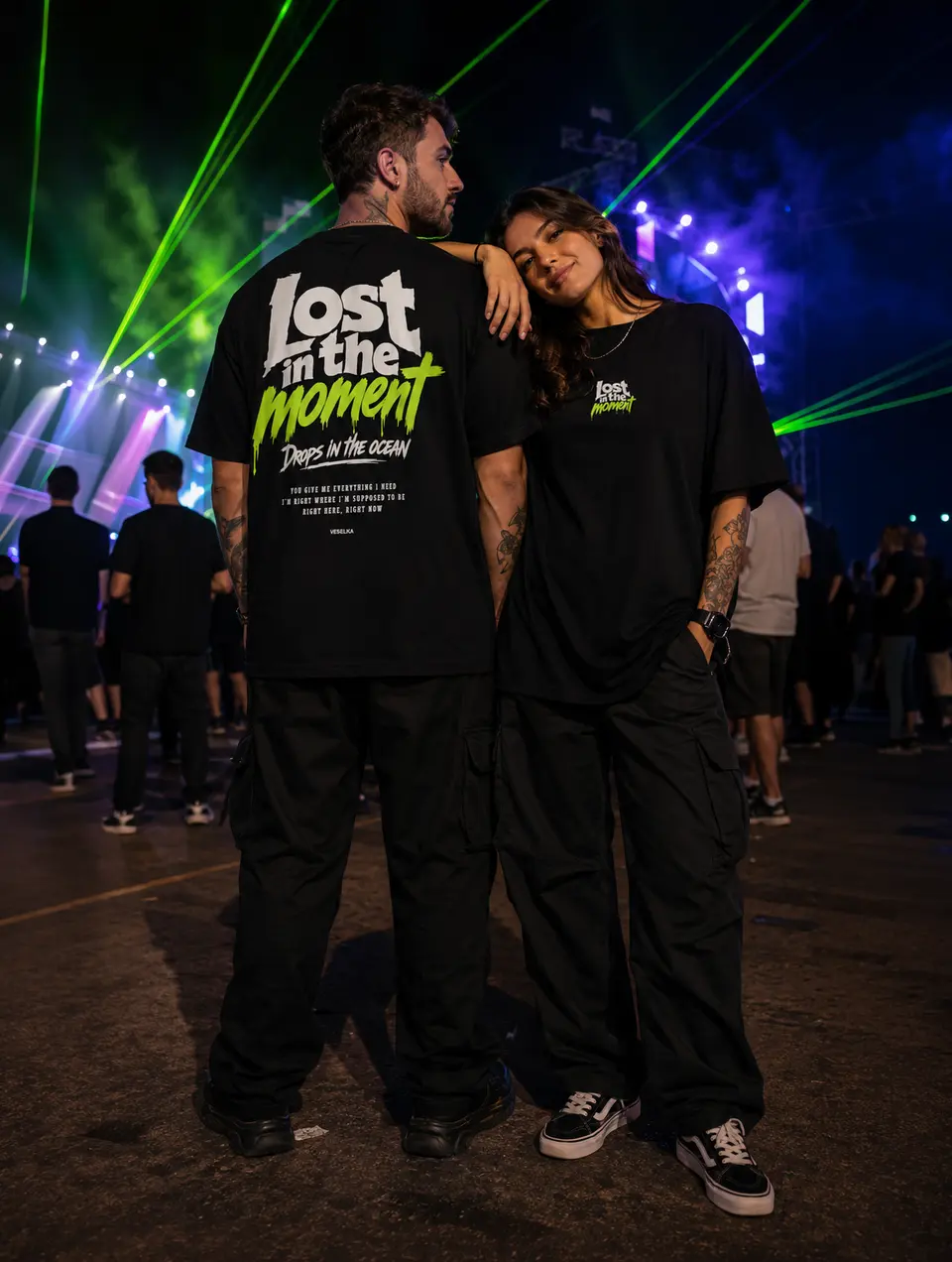 Casal em festival usando as camisetas Lost In The Moment