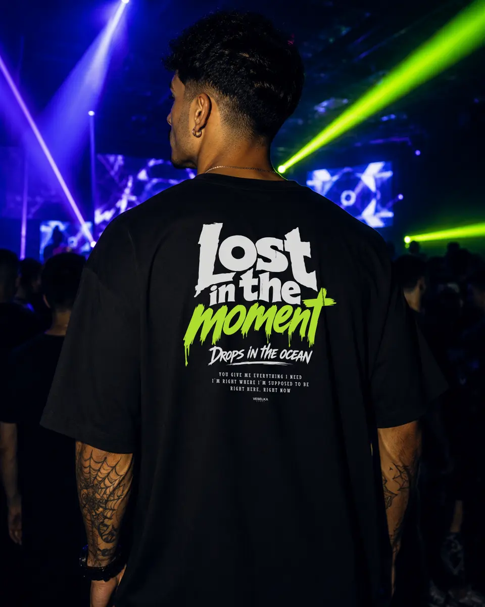 Camiseta Oversized Lost In The Moment — em cena