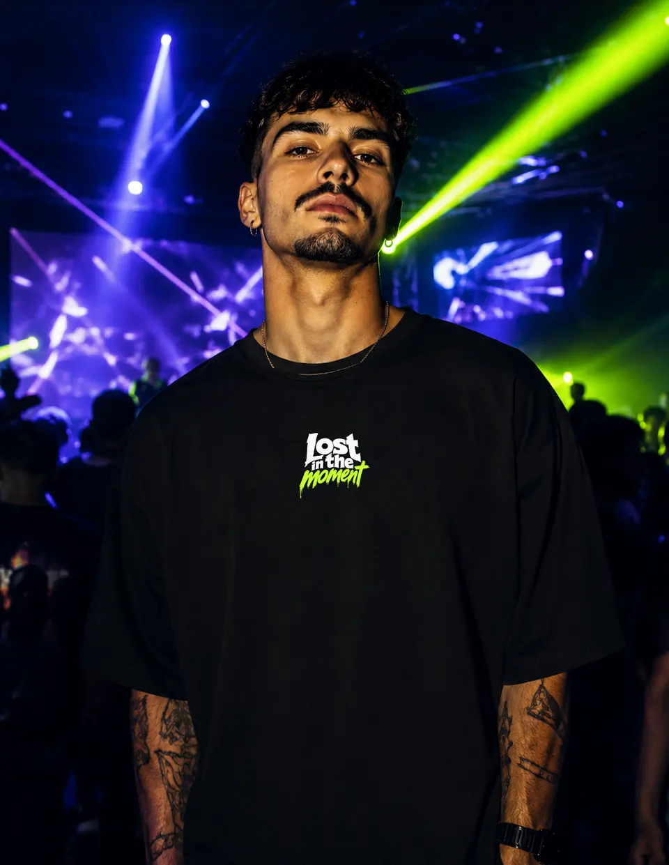 Frente da camiseta Lost In The Moment em festival