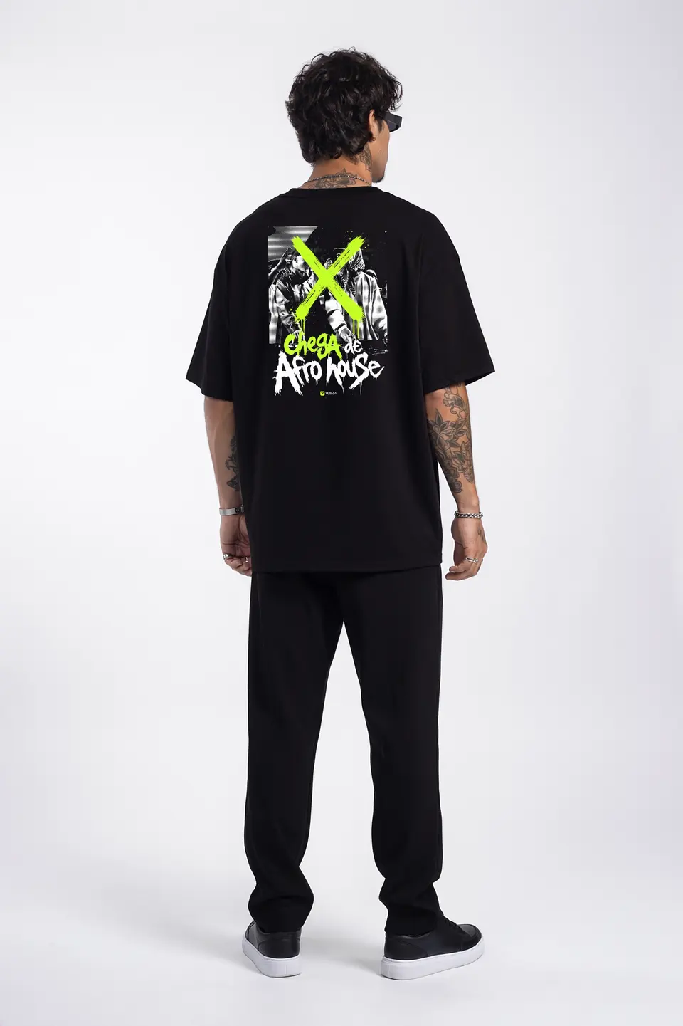 Camiseta Oversized Chega de Afro House — look completo, de costas
