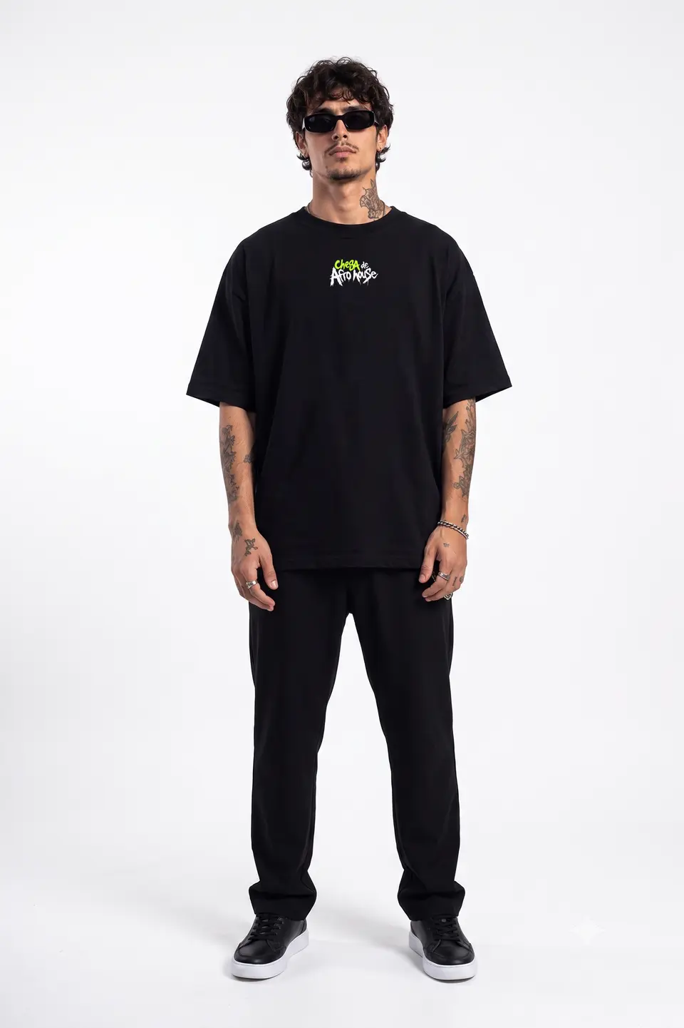Camiseta Oversized Chega de Afro House — look completo, frente