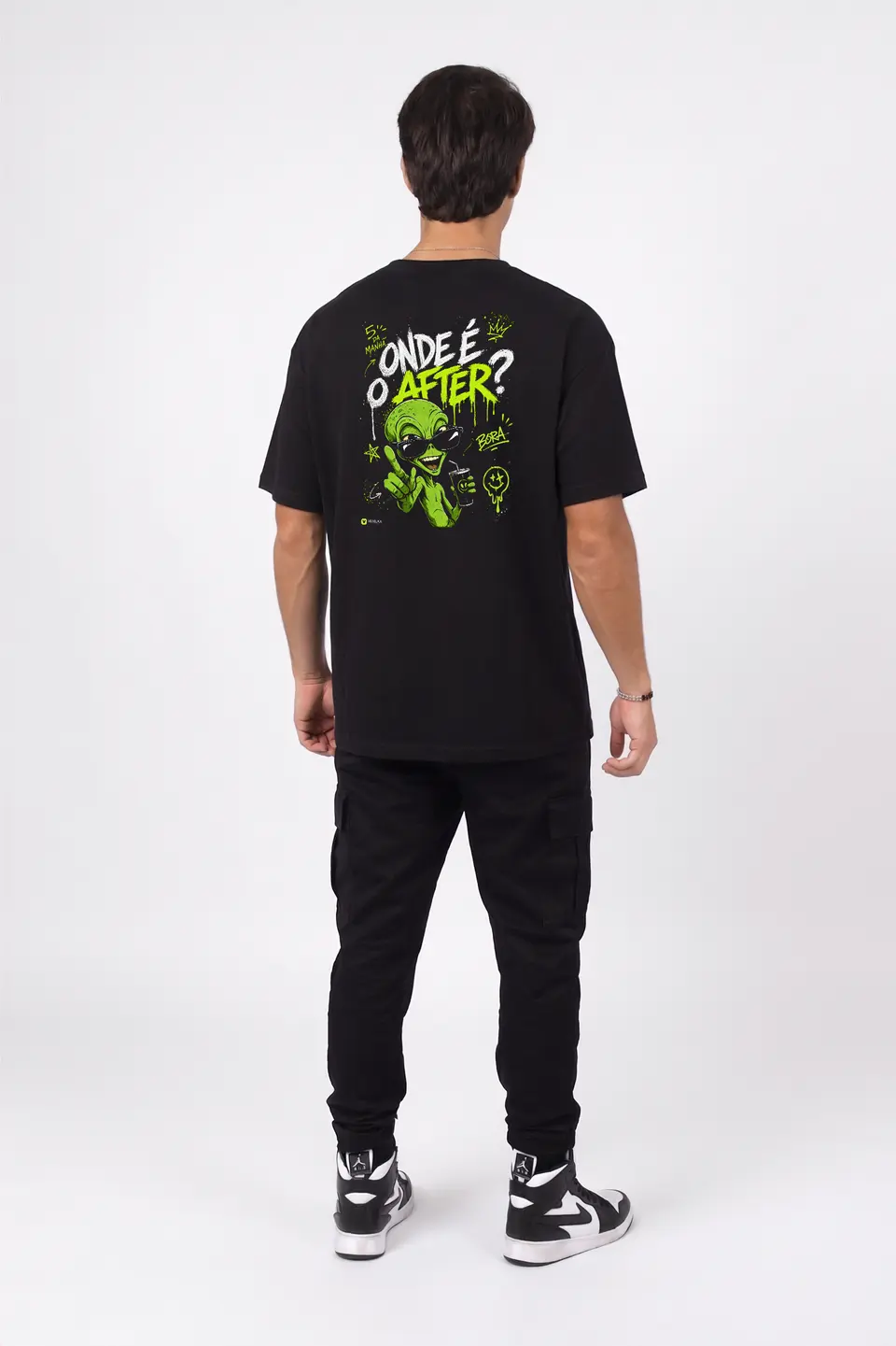 Camiseta Oversized Onde é o After ET — look completo, de costas