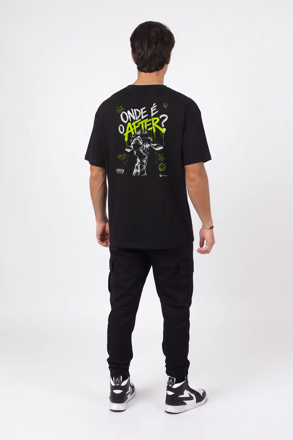Camiseta Oversized Onde é o After Girafa — look completo, de costas