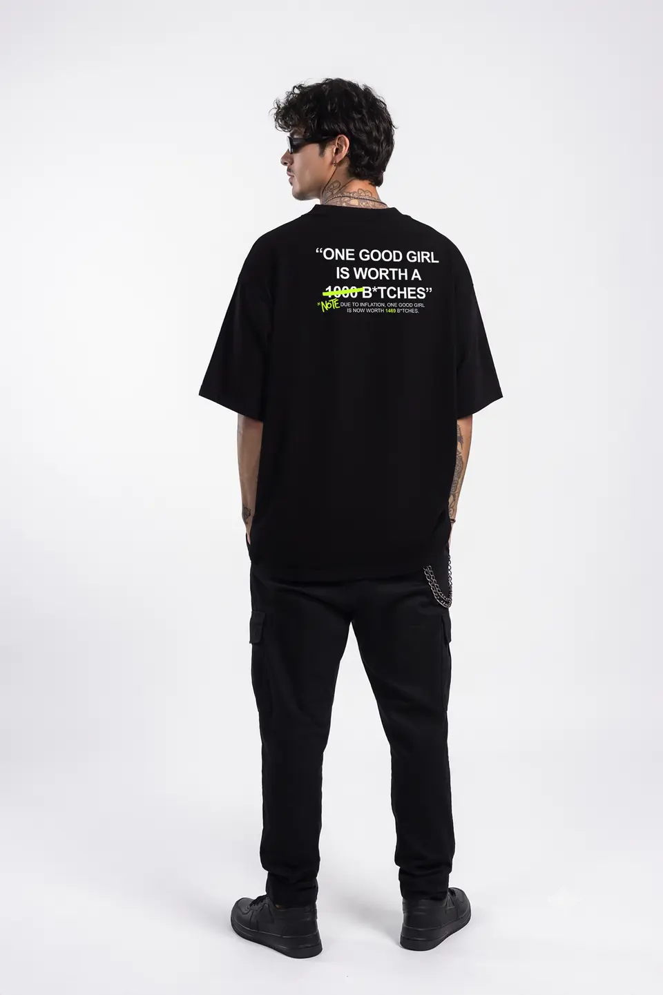 Camiseta Oversized One Good Girl — look completo, de costas