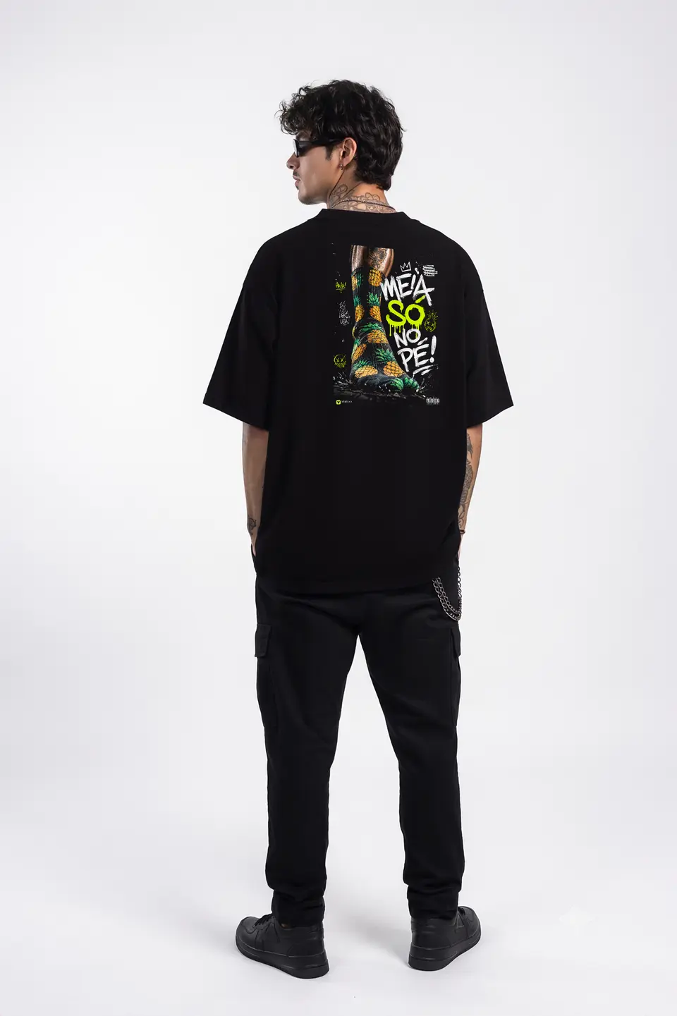 Camiseta Oversized Meia só no pé — look completo, de costas