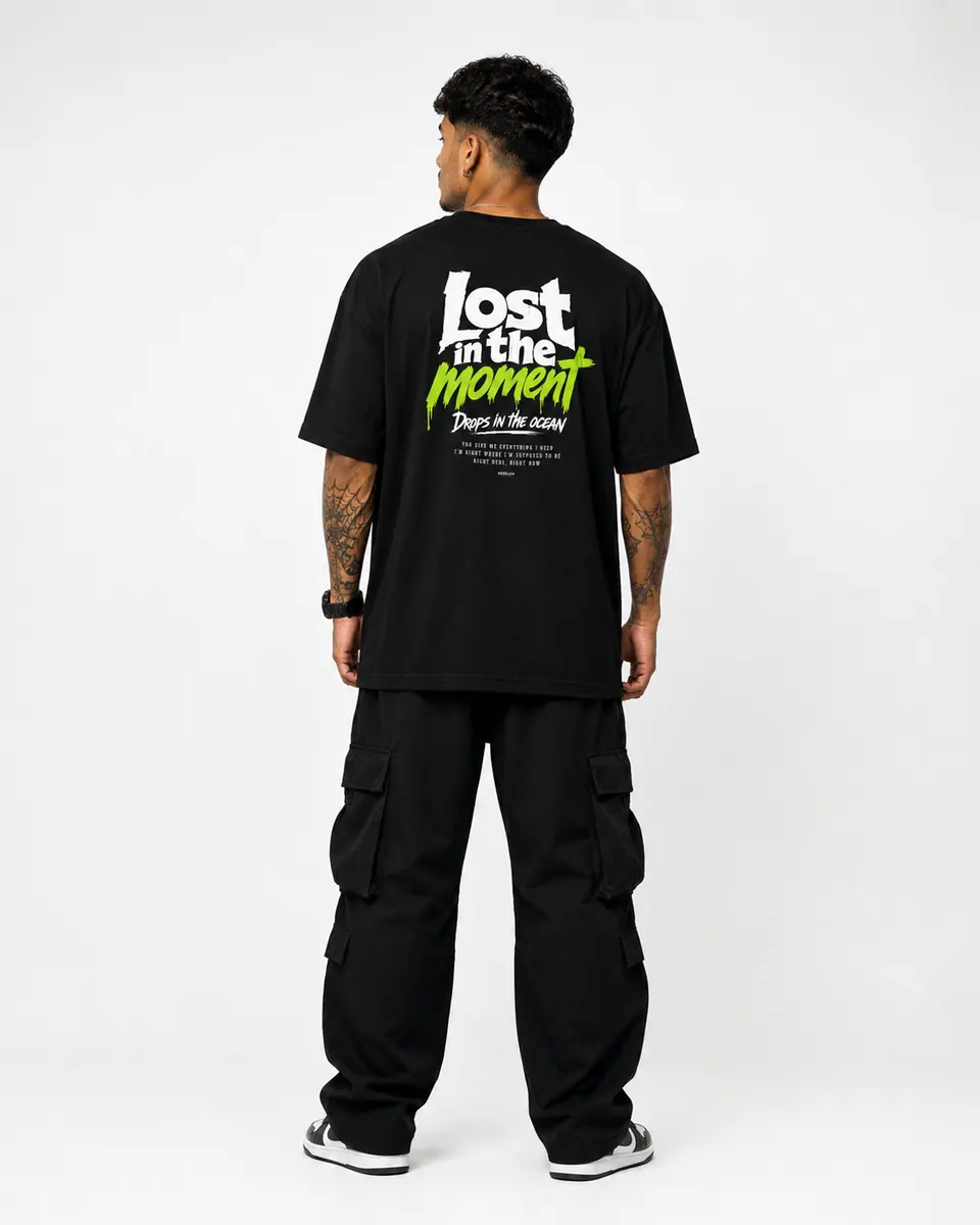 Camiseta Oversized Lost In The Moment — look completo, de costas
