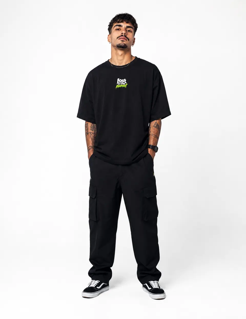 Camiseta Oversized Lost In The Moment — look completo, frente