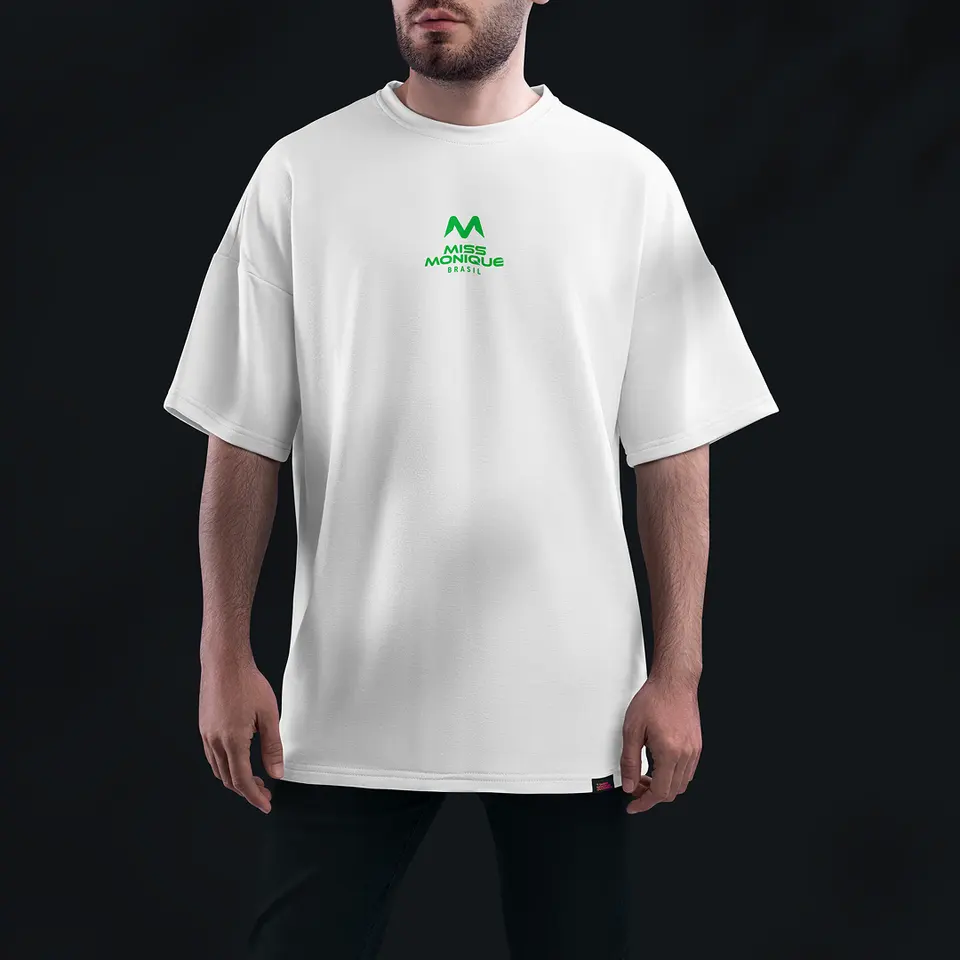 Camiseta MiMo Brasil Oversized - Drop 01 Off White — frente, vestida por modelo